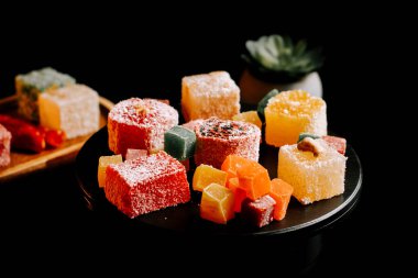 Koyu bir tabakta sunulan renkli Türk lezzetlerinin hoş çeşitleri