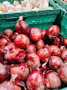 Güneşli bir günde pazardaki sepetlerde taze soğan ve sarımsak