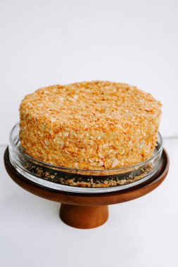 Dekoratif ahşap bir standın üzerindeki lezzetli katmanlı pasta kutlamaya hazır.