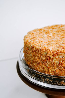 Açık bir pasta tezgahında fındıkla kaplanmış lezzetli bir pasta.