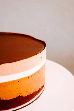 Güzel katmanlı pasta zengin çikolata soslu ve yumuşak kremalı katmanlar sergileniyor.