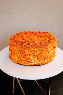 Samimi bir ortamda beyaz bir kaideye parçalanmış lezzetli bir pasta.