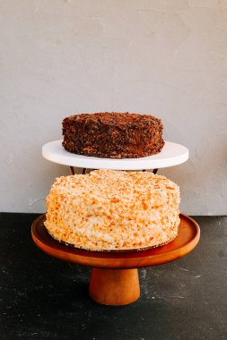 Tatlı dükkanında sergilenen lezzetli katmanlı kekler.