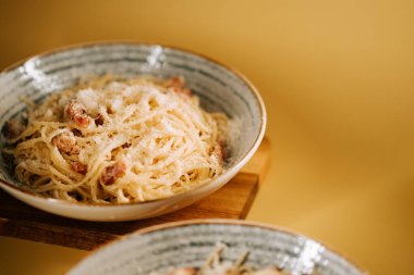 Sade ahşap bir tabakla servis edilen lezzetli bolonez makarna.