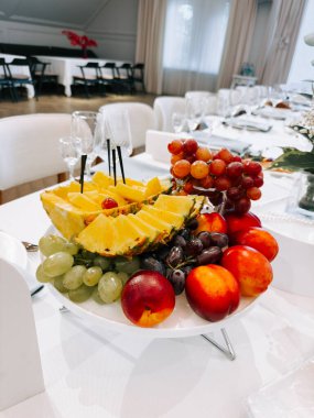 İçerideki etkinlik ortamında canlı renklerle taze meyve tabağı