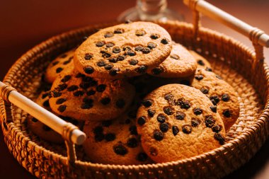 Öğlen keyfi için dokuma sepetine yerleştirilmiş lezzetli kurabiyeler.