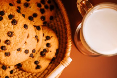 Sıcak bir ortamda taze pişmiş kurabiye ve soğuk süt servis edilir.