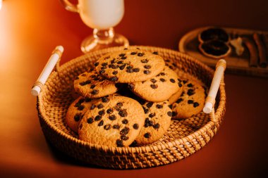 Sütlü dokuma sepetinde sunulan lezzetli çikolatalı kurabiyeler.