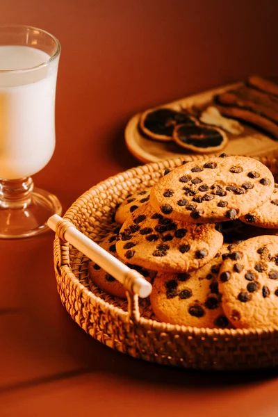 Sıcak kurabiyeler ve süt hoş bir ikram için sıcak bir masada servis edilir.