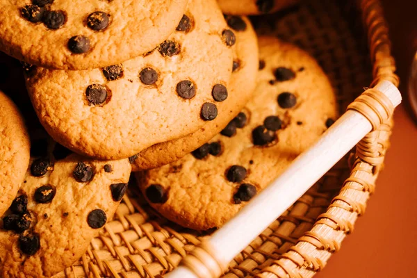 Dokuma sepetinde taze pişmiş kurabiyeler, öğlenleyin atıştırmaya hazır.