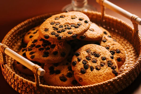 Öğlen keyfi için dokuma sepetine yerleştirilmiş lezzetli kurabiyeler.