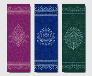 Yoga minderleri dizaynı. Dekorasyon spor malzemeleri için doğu tarzı çiçek ve mandala desenleri. Ruhani huzur için renkli etnik Hint süslemeleri. Kartvizit, poster, baskı dekoru.