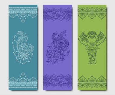Tasarım yoga paspaslar seti. Dekorasyon spor ekipmanları için oryantal tarzda Çiçek ve hayvan desen. Manevi huzur için renkli etnik Hint süsleri. Kartvizit, poster, baskı dekor.