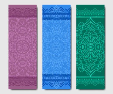 Yoga minderleri dizaynı. Dekorasyon spor malzemeleri için doğu tarzı çiçek ve mandala desenleri. Ruhani huzur için renkli etnik Hint süslemeleri. Kartvizit, poster, baskı dekoru.