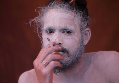 kimliği belirsiz yerel adam Kumbh Mela Festival Allahabad, Hindistan, Uttar Pradesh eyaletinde yakınındaki