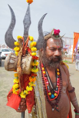 kimliği belirsiz yerel adam Kumbh Mela Festival Allahabad, Hindistan, Uttar Pradesh eyaletinde yakınındaki