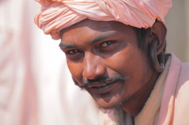 kimliği belirsiz yerel adam Kumbh Mela Festival Allahabad, Hindistan, Uttar Pradesh eyaletinde yakınındaki
