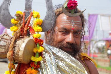 kimliği belirsiz yerel adam Kumbh Mela Festival Allahabad, Hindistan, Uttar Pradesh eyaletinde yakınındaki