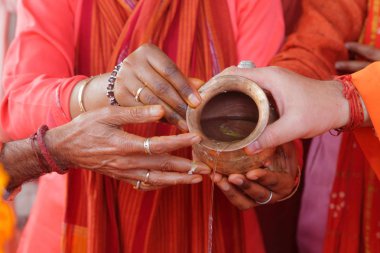 vazo Hindistan ' ın Uttar Pradesh eyaletinde, Kumbh Mela festival Allahabad yakınındaki kadın elleriyle 