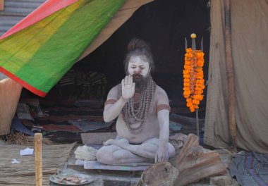 kimliği belirsiz yerel adam Kumbh Mela Festival Allahabad, Hindistan, Uttar Pradesh eyaletinde yakınındaki