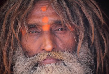 kimliği belirsiz yerel adam Kumbh Mela Festival Allahabad, Hindistan, Uttar Pradesh eyaletinde yakınındaki