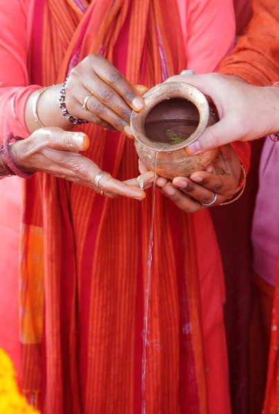 Kvinnliga Händer Med Vas Indien Indiska Delstaten Uttar Pradesh Kumbh — Stockfoto