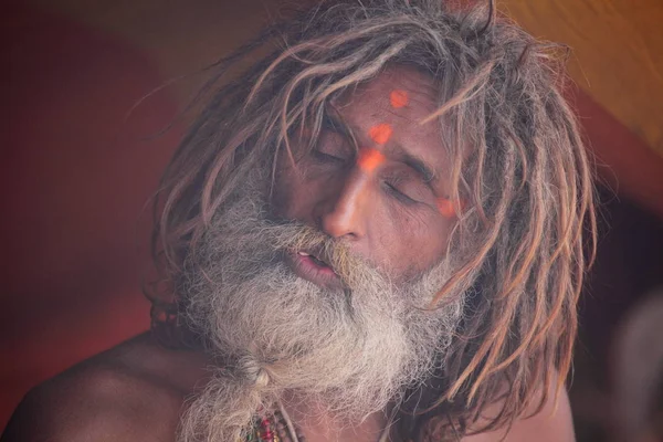 アラハバード インド ウッタル プラデーシュ州近くの Kumbh メラ祭で正体不明のローカル男 — ストック写真