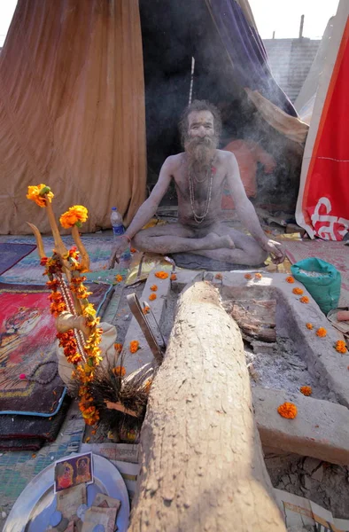 アラハバード インド ウッタル プラデーシュ州近くの Kumbh メラ祭で正体不明のローカル男 — ストック写真