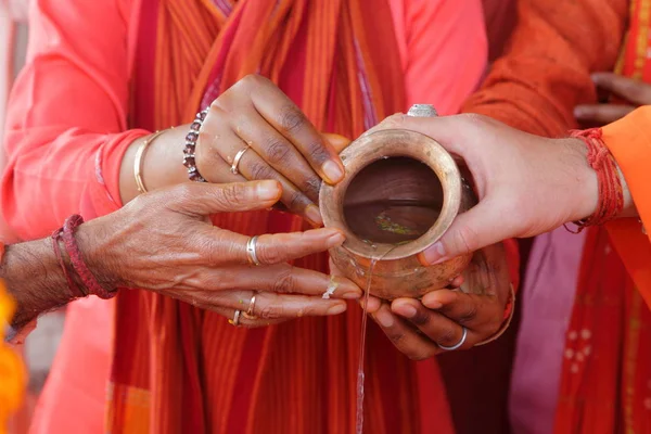 vazo Hindistan ' ın Uttar Pradesh eyaletinde, Kumbh Mela festival Allahabad yakınındaki kadın elleriyle 