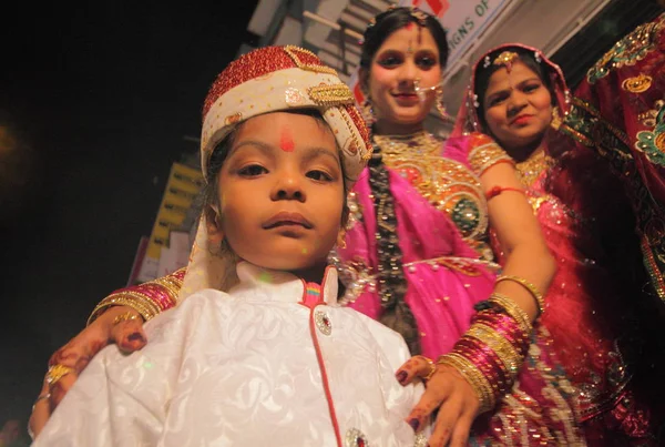 Indiska Hinduiska Bruden Med Familj Närbild Bröllopsceremonin — Stockfoto