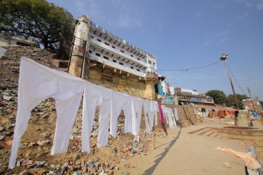 insanlar ve yıkanmış kıyafetler güneş ışığı altında ghats Varanasi, Hindistan, kurutma.