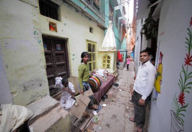 Yerel insanlar sokaklarda Varanasi Uttar Pradesh, Hindistan.