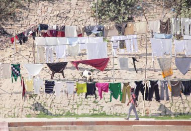  Yıkanmış kıyafetler güneş ışığı altında ghats Varanasi, Hindistan, kurutma.