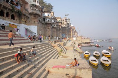 tekneler, Varanasi Ganj Nehri, Uttar Pradesh, Hindistan