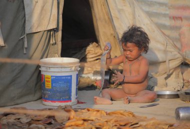 Zavallı tanımlanamayan çocuk sokakta Hindistan. 