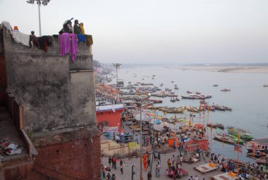  Varanasi, Uttar Pradesh, Hindistan. Varanasi Ghat nehir Ganj üzerinden bir manzara görünümü.