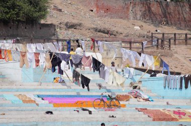 insanlar ve yıkanmış kıyafetler güneş ışığı altında ghats Varanasi, Hindistan, kurutma.