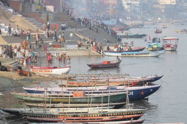 tekneler, Varanasi Ganj Nehri, Uttar Pradesh, Hindistan
