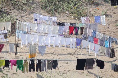  Yıkanmış kıyafetler güneş ışığı altında ghats Varanasi, Hindistan, kurutma.