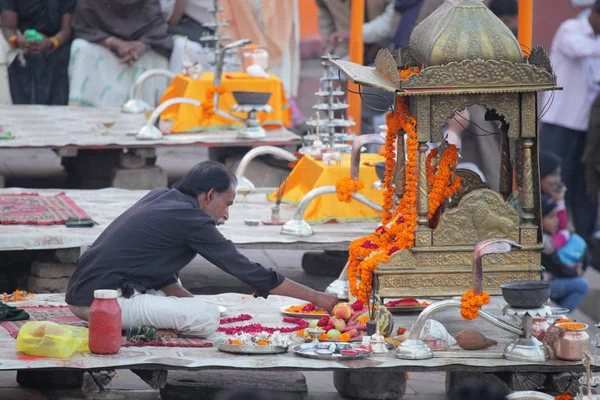 Homem Indiano Reza Perto Rio Ganga Nos Ghats Varanasi Uttar — Fotografia de Stock