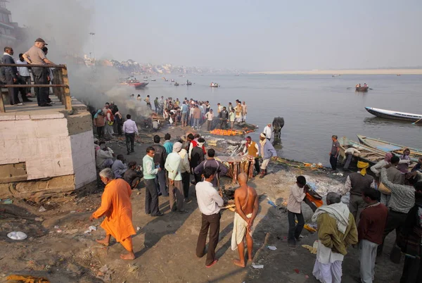 tekneler, Varanasi Ganj Nehri, Uttar Pradesh, Hindistan