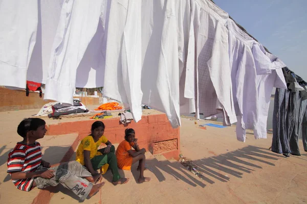 Hint çocuklar ve yıkanmış kıyafetler güneş ışığı altında ghats Varanasi, Hindistan, kurutma.