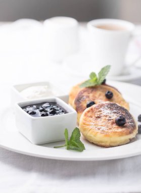 Kızarmış peynir krep, reçel, yaban mersini ve kahve kahvaltı