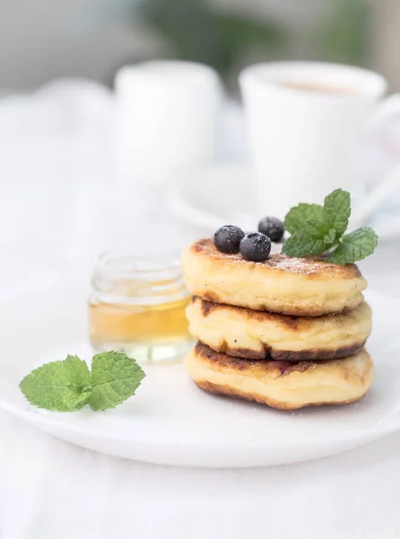 Frühstück Mit Gebratenen Quarkpfannkuchen Honig Blaubeeren Und Kaffee — Stockfoto