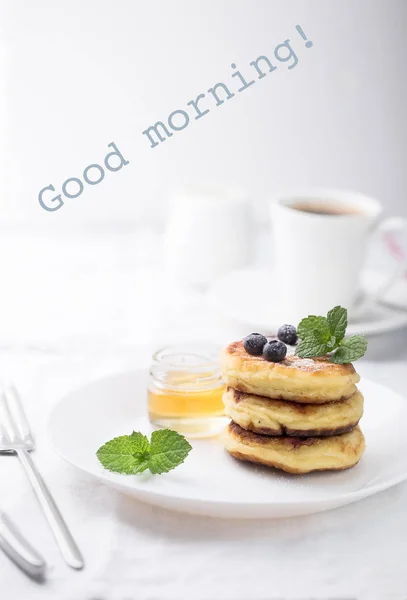 Kızarmış peynir krep, tatlım, yaban mersini ve kahve kahvaltı