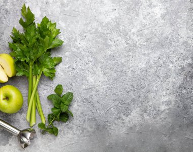 Sağlıklı smoothy için malzemeler. Yeşil elma, kereviz sapı, nane