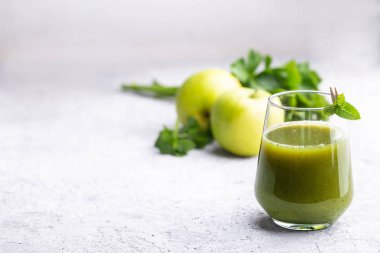 Elma, kereviz ve nane kopya alanı beton zemin üzerine yeşil smoothie