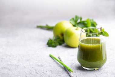 Elma, kereviz ve nane kopya alanı beton zemin üzerine yeşil smoothie