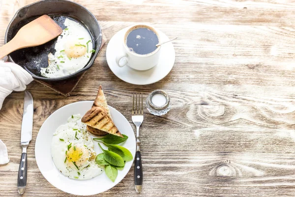 Reichhaltiges Frühstück Mit Spiegelei Spinat Toast Und Kaffee — Stockfoto