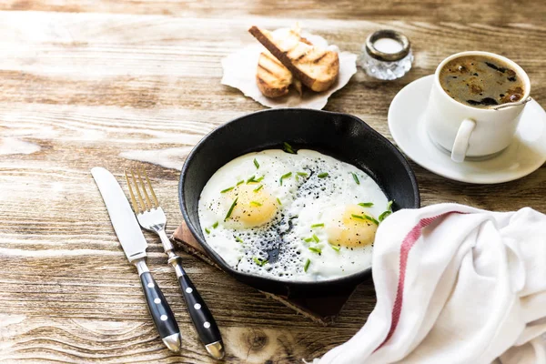 Reichhaltiges Frühstück Mit Spiegelei Toast Und Kaffee — Stockfoto